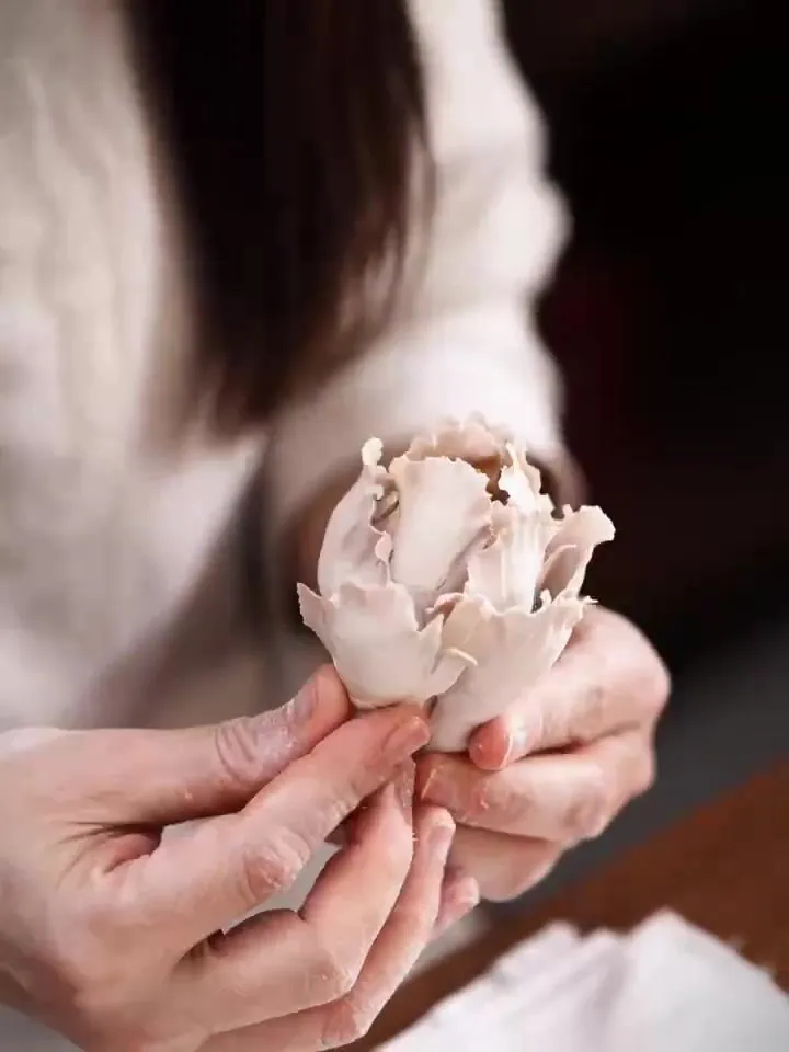 Bloom: Petals go on one by one. A single peony takes dozens.
